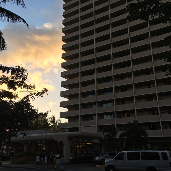 Foto tirada no(a) Ambassador Hotel Waikiki por JUNYA K. em 2/19/2016