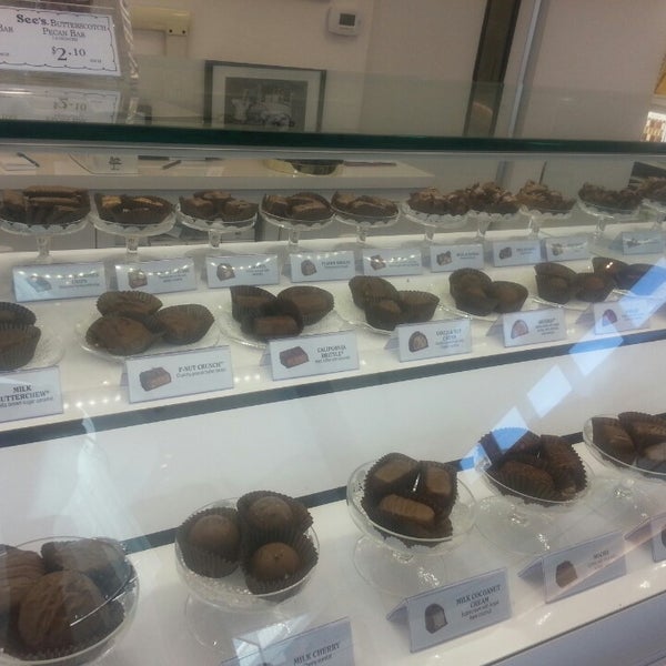 Foto tomada en See&#39;s Candies  por Jeanie H. el 4/22/2013