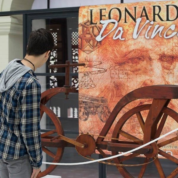 Descubre un mundo de ingenio a través de la exposición "Los inventos de Leonardo" donde se repasarán las mejores creaciones del genio del Renacimiento. ¡Visítala en la Casa de la Ciencia de Sevilla!