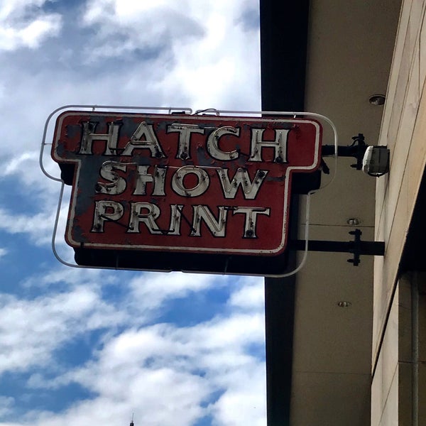 รูปภาพถ่ายที่ Hatch Show Print โดย Karla P. เมื่อ 8/10/2018