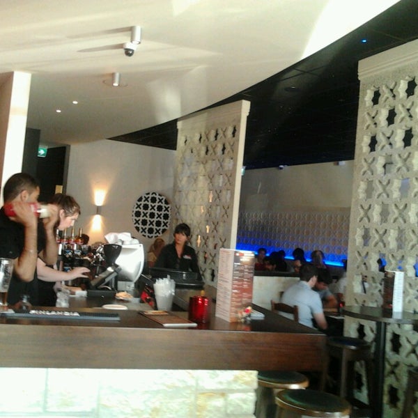 2/22/2013 tarihinde Karina F.ziyaretçi tarafından Costas Taverna Greek Restaurant and Ouzo Bar'de çekilen fotoğraf