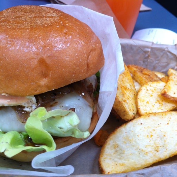 Foto tirada no(a) Konjoe Burger por Trisha P. em 8/8/2013