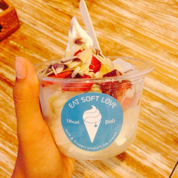 Пережевывайте пищу с закрытым ртом. Девушка завтракает. Eat soft. Ленивая девушка. Eat soft.