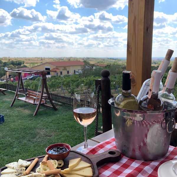 Foto diambil di Vino Dessera Vineyards oleh Tubi S. pada 9/24/2022