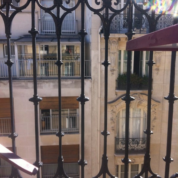 รูปภาพถ่ายที่ Hôtel de Sevigne โดย Nani A. เมื่อ 8/4/2013