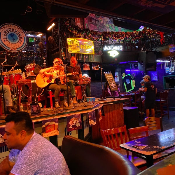 Foto tomada en Bourbon Street Blues and Boogie Bar  por Sarah K. el 10/11/2021