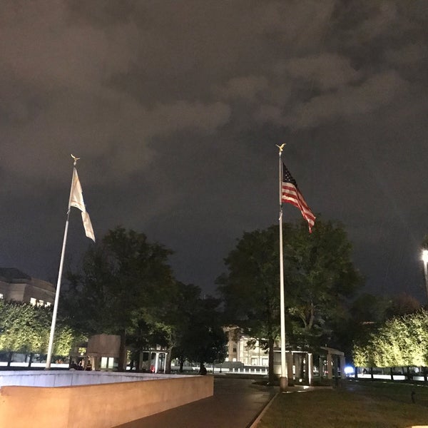 Снимок сделан в National Law Enforcement Officers Memorial пользователем Marshall D. 9/17/2019