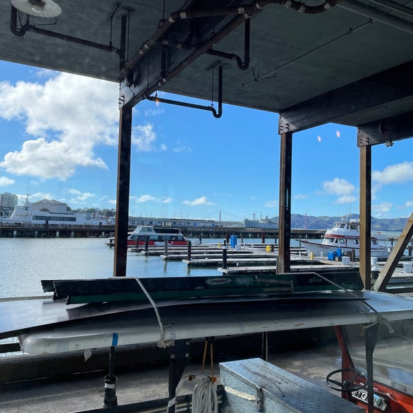 รูปภาพถ่ายที่ Pier Market Seafood Restaurant โดย Ingrida V. เมื่อ 2/24/2023