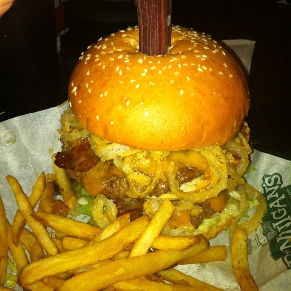 รูปภาพถ่ายที่ Bennigan&#39;s โดย Byron S. เมื่อ 3/30/2013