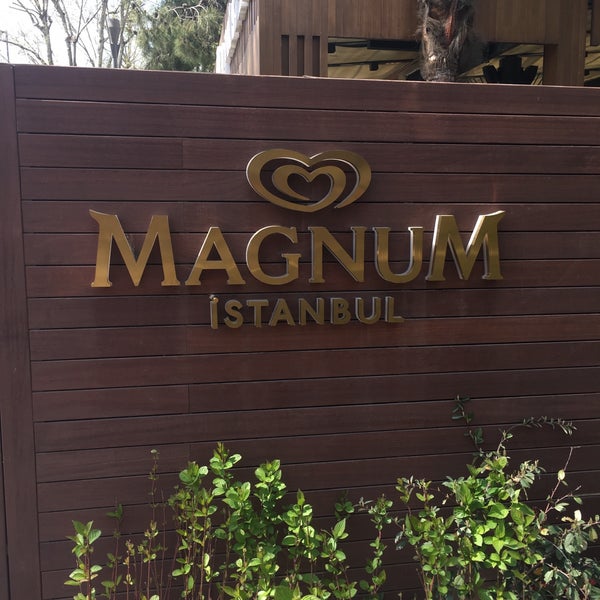 Das Foto wurde bei Magnum Store İstanbul von 3bdulhadi A. am 4/9/2018 aufgenommen