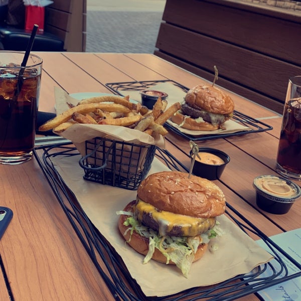Foto scattata a 5280 Burger Bar da ABDULRAHMAN il 12/9/2020