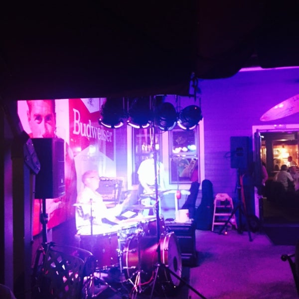 Photo prise au Wally&#39;s Bar &amp; Grill par Ghadah . le9/27/2015