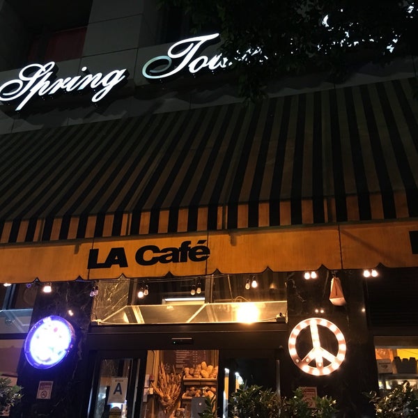 9/22/2016 tarihinde Eda Ç.ziyaretçi tarafından LA Café'de çekilen fotoğraf