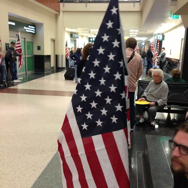 Photo prise au Terminal 2-Humphrey par Jamie K. le4/28/2013