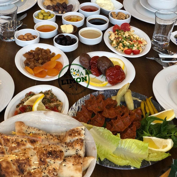 Foto tirada no(a) Limon Cafe Restaurant 🍋 por LİMON CAFE RESTAURANT em 5/30/2018