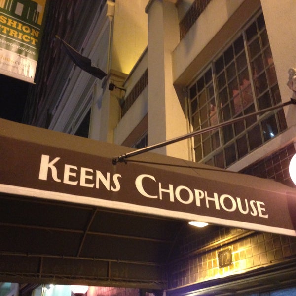 รูปภาพถ่ายที่ Keens Steakhouse โดย Joseph M. เมื่อ 5/7/2013