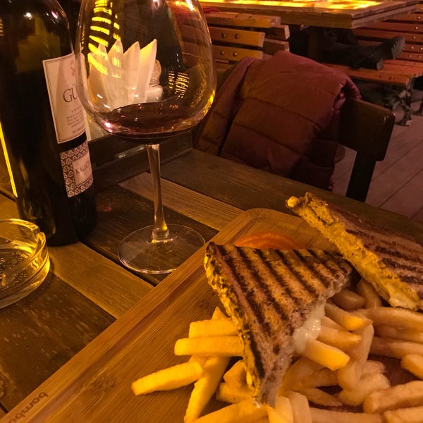 1/17/2018 tarihinde Enes L.ziyaretçi tarafından Sardunya&#39;s Brasserie Bomonti ve Şarap Evi'de çekilen fotoğraf