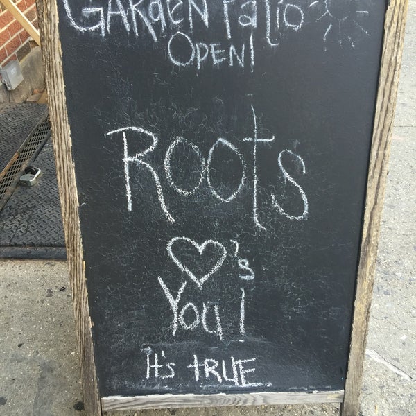 5/23/2016 tarihinde Lauren F.ziyaretçi tarafından Roots Cafe'de çekilen fotoğraf