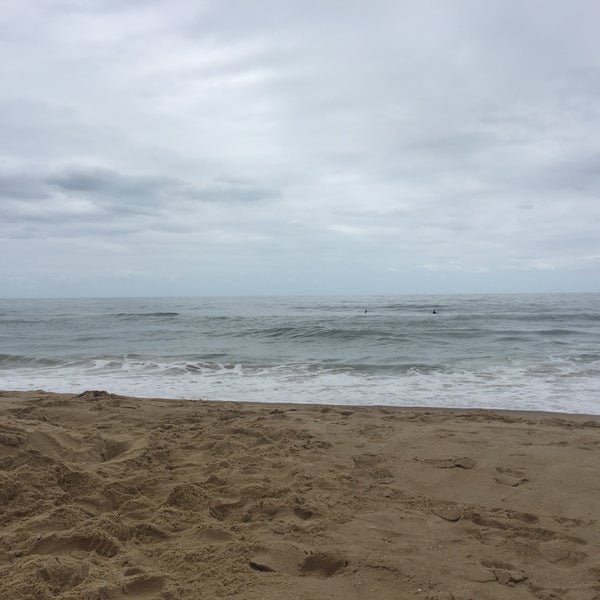 รูปภาพถ่ายที่ Praia Brava โดย Danton C. เมื่อ 1/18/2020