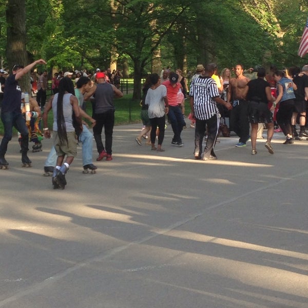 Foto tomada en Central Park Dance Skaters Association (CPDSA) — Free Roller Skating Rink  por Garrett J. el 5/25/2014