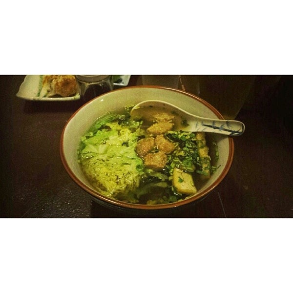 Снимок сделан в Wabi-Sabi Noodle House &amp; Vegetarian Grocery пользователем Kevin C. 12/9/2013