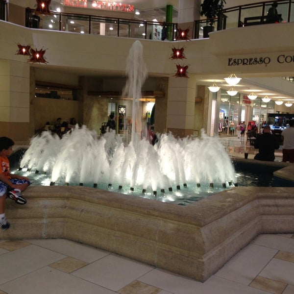 Снимок сделан в Aventura Mall Fountain пользователем Luã A. 1/25/2013