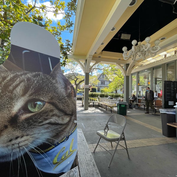 4/26/2021 tarihinde Kathy 👩🏻‍💻 L.ziyaretçi tarafından Caffe Strada'de çekilen fotoğraf