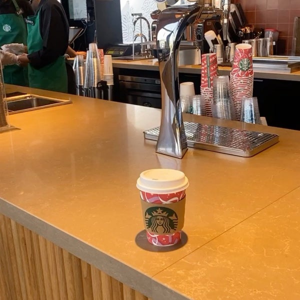 Foto scattata a Starbucks da بيادر il 1/10/2022