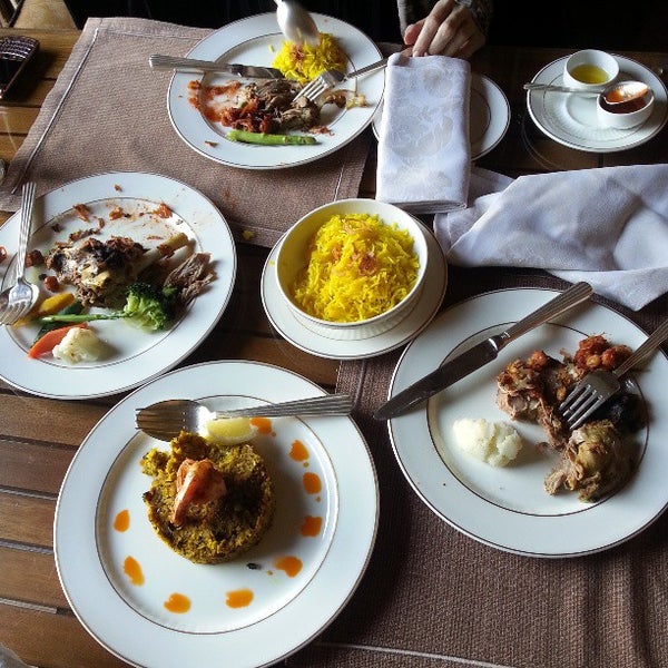 รูปภาพถ่ายที่ Mezlai Emirati Restaurant โดย meera a. เมื่อ 3/13/2013