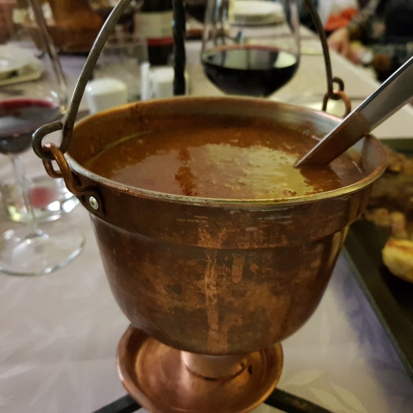 Das Foto wurde bei Güjžina - The Soul of Pannonia Restaurant von María Teresa am 4/30/2018 aufgenommen