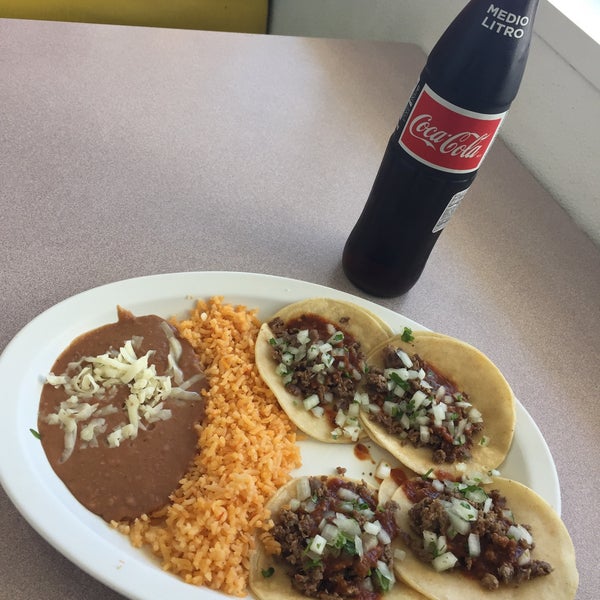 6/27/2016 tarihinde Jarred S.ziyaretçi tarafından El Taco De Mexico'de çekilen fotoğraf
