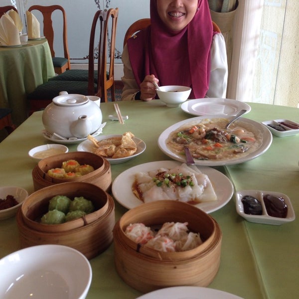 Photo taken at Szechuan Garden Chinese Restaurant by Shahirah Z. on 10/23/2014