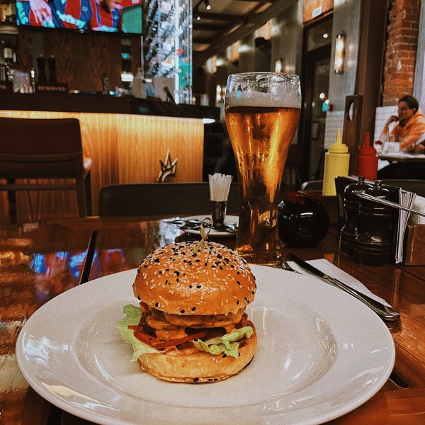 Foto diambil di Corner Burger oleh Karina P. pada 10/16/2021