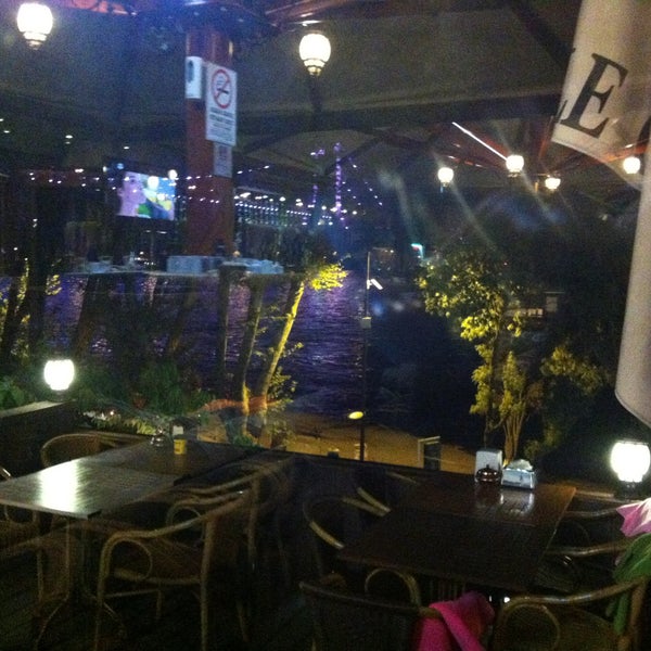 5/4/2013 tarihinde Alican D.ziyaretçi tarafından Bosphorus Lounge'de çekilen fotoğraf