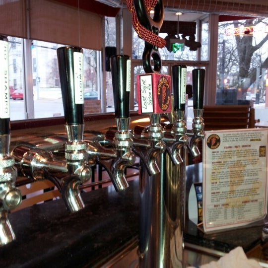 2/8/2013 tarihinde Lisa H.ziyaretçi tarafından Figure Eight Brewery'de çekilen fotoğraf