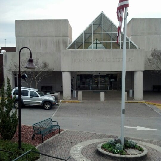 รูปภาพถ่ายที่ Hoover Public Library โดย Trevor P. เมื่อ 1/23/2013