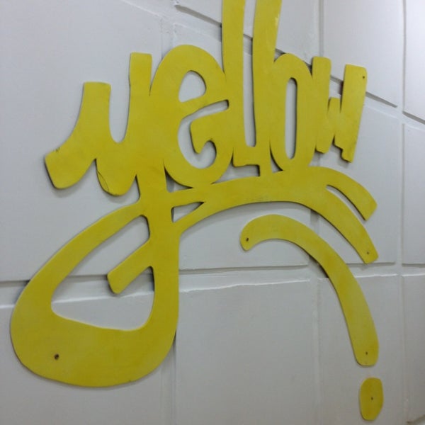 Снежное шоу полунин паутина. Спектакль с желтым клоуном. Yellow show. Жёлтый и чёрный шоу. Желтый шоу рум.