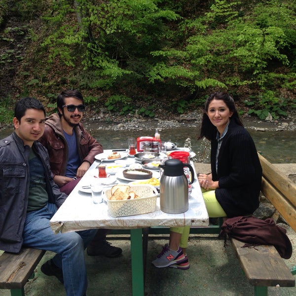 รูปภาพถ่ายที่ Abant Park Alabalık Et Restaurant โดย Sinan B. เมื่อ 5/15/2016
