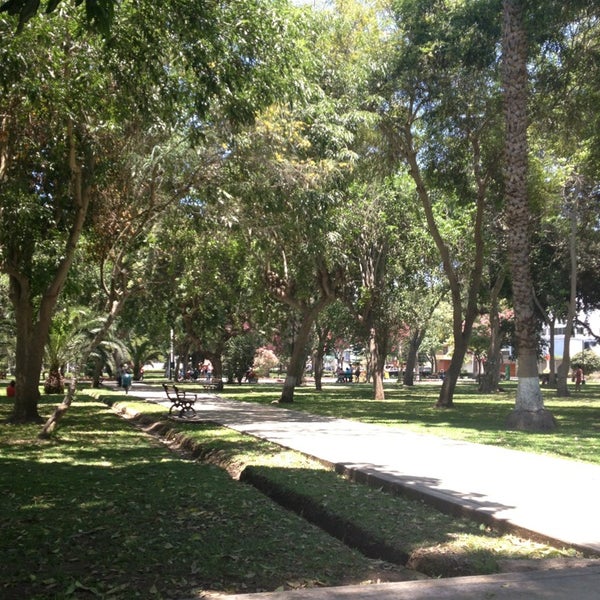 Photo prise au Parque Ramon Castilla par Meylin Y. le2/15/2013