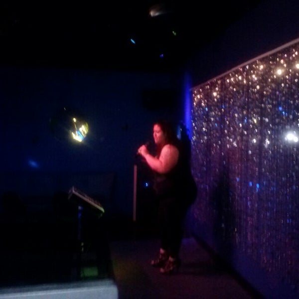 Foto tirada no(a) Kroaky&#39;s Karaoke por Lucy G. em 2/16/2013