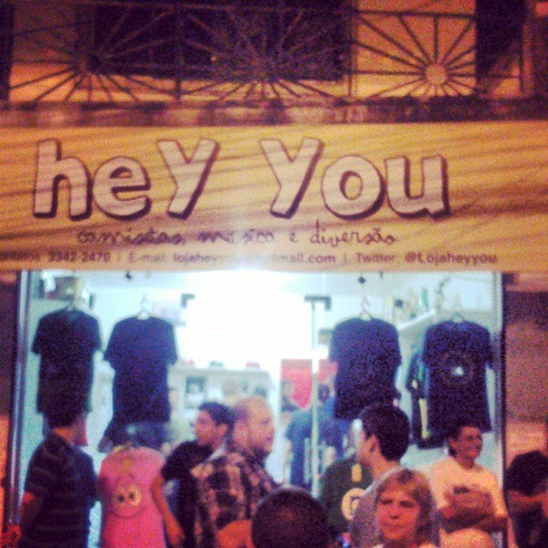 Foto tirada no(a) Loja Hey You - Camisetas, música &amp; diversão por Billy D. em 3/23/2013