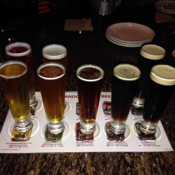 Photo taken at BJ&#39;s Restaurant &amp; Brewhouse by Maggy G. on 10/4/2015
