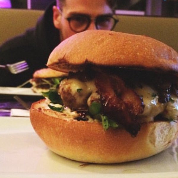 รูปภาพถ่ายที่ Toma Burger Addiction โดย Will U. เมื่อ 10/5/2015