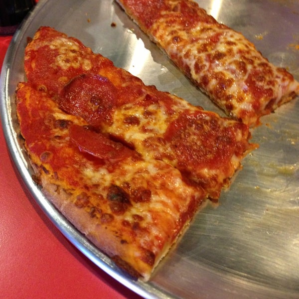 Foto tomada en Johnny&#39;s Pizza House  por Cindy V. el 2/23/2013