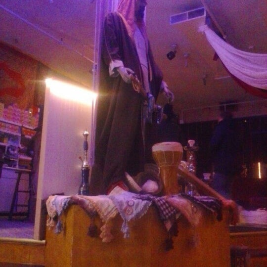Foto tirada no(a) Arabian Knight Hookah &amp; Coffee Lounge por Shay C. em 1/27/2013