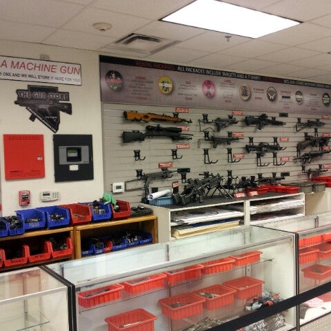 3/9/2013 tarihinde Troy R.ziyaretçi tarafından The Gun Store'de çekilen fotoğraf