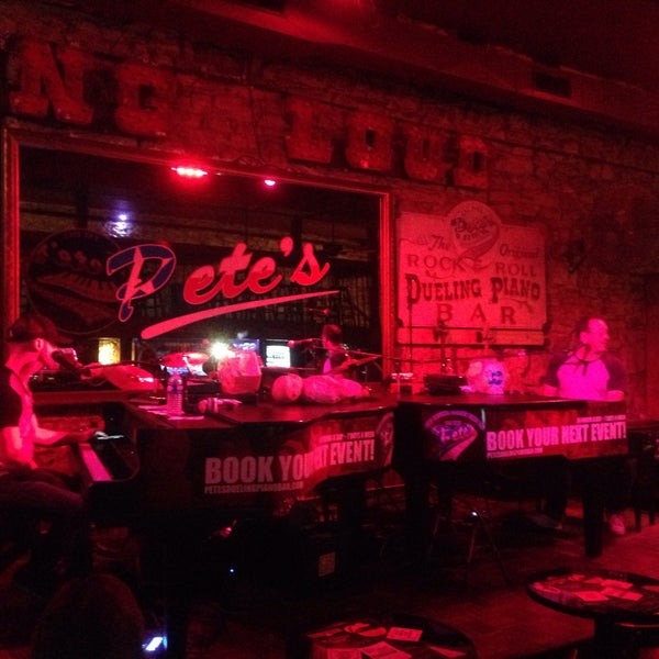 Foto diambil di Pete&#39;s Dueling Piano Bar oleh Memo G. pada 10/21/2016