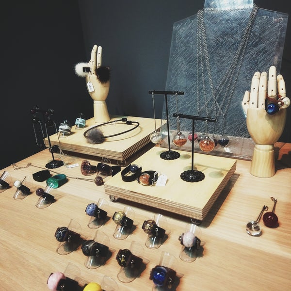 необычный интерьер магазина одежды. шоу рум украшений. декор в шоу руме. шоурум украшений ручной работы. шоу рум украшение.