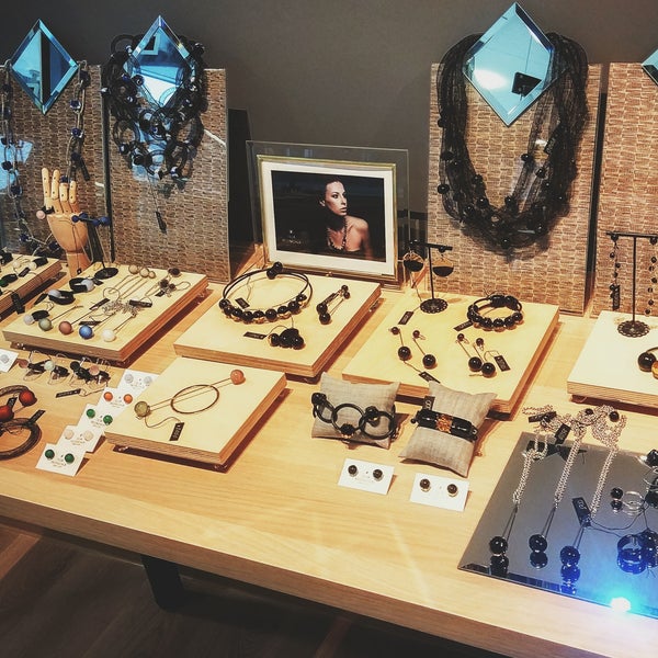 витрина для бижутерии. выкладка бижутерии на витрине. шоу рум бижутерии. шоу рум украшение. шоу рум украшение.