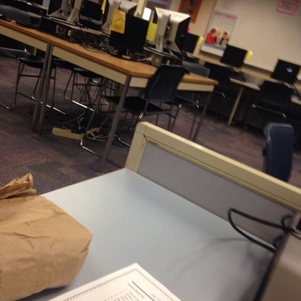 Дети за компьютерами в библиотеке. Японский школьник с наушниками. Listening library. Listening library. Японский школьник с наушниками.